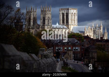 Über York Minster in der Stadt York im Norden Yorkshire sammeln sich Sturmwolken. Die City of York sowie viele Städte und Gemeinden im Nordosten von E Stockfoto