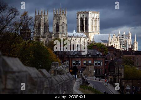 Über York Minster in der Stadt York im Norden Yorkshire sammeln sich Sturmwolken. Die City of York sowie viele Städte und Gemeinden im Nordosten von E Stockfoto