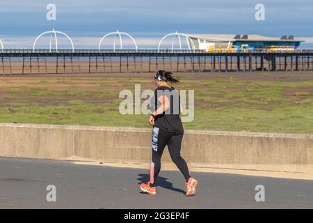 Southport, Großbritannien. 16. Juni 2021. Wetter in Großbritannien. An einem sonnigen, warmen Sommertag an der Küste, an dem die Bewohner der Stadt an der Strandpromenade des Resorts leichte Übungen machen. Kredit. ZarkePics/AlamyLiveNews Stockfoto