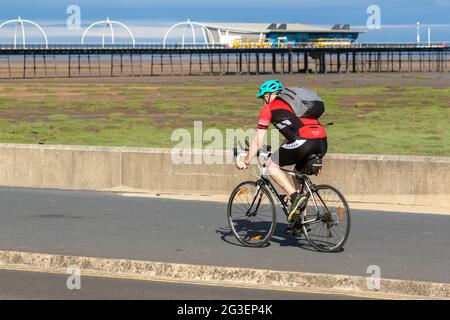 Southport, Großbritannien. 16. Juni 2021. Wetter in Großbritannien. An einem sonnigen, warmen Sommertag an der Küste nehmen die Bewohner der Stadt leichte Radsportübungen auf dem Trek Bike entlang der Strandpromenade des Resorts ab. Kredit. ZarkePics/AlamyLiveNews Stockfoto