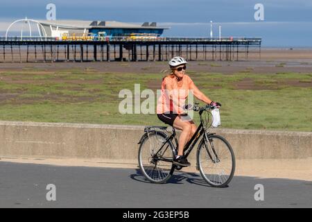 Southport, Großbritannien. 16. Juni 2021. Wetter in Großbritannien. An einem sonnigen, warmen Sommertag an der Küste, an dem die Bewohner der Stadt an der Strandpromenade des Resorts leichte Übungen machen. Kredit. ZarkePics/AlamyLiveNews Stockfoto