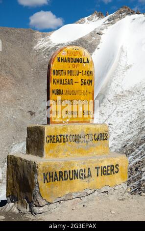 Khardung la - die höchste Straße Auto Asphalt passieren Die Welt - Ladakh - Jammu und Kaschmir - Indien Stockfoto