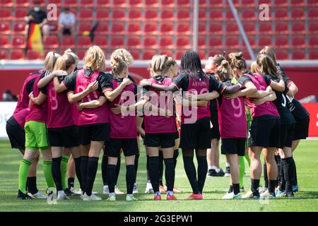 Offenbach Am Main, Deutschland. Juni 2021. Fußball, Frauen: Internationals, Deutschland - Chile im Bieberer Berg Stadion. Die deutsche Mannschaft vor dem Spiel. Quelle: Sebastian Gollnow/dpa/Alamy Live News Stockfoto