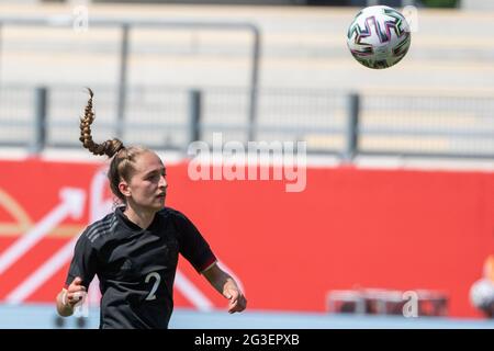 Offenbach Am Main, Deutschland. Juni 2021. Fußball, Frauen: Internationale, Deutschland - Chile im Stadion am Bieberer Berg. Deutschlands Sophia Kleinherne. Quelle: Sebastian Gollnow/dpa/Alamy Live News Stockfoto