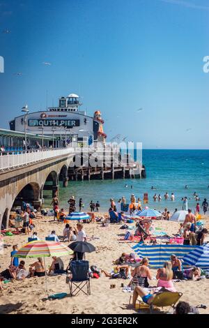 Bournemouth Pier und Strandpromenade an einem sonnigen Tag. Stockfoto