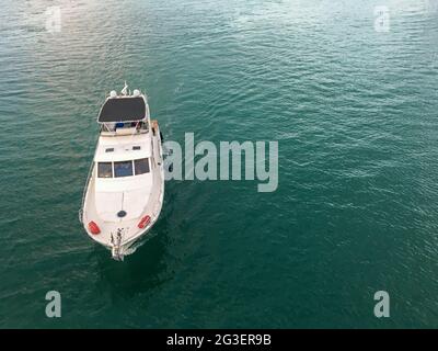 Hochwinkelansicht einer Yacht auf dem Meer in Dubai, Vereinigte Arabische Emirate. Stockfoto