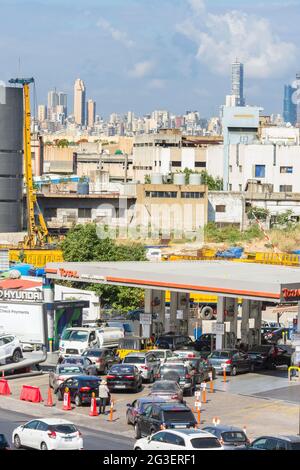 Libanesische Fahrer stehen während der Kraftstoffkrise stundenlang an Tankstellen in Beirut, Libanon Stockfoto