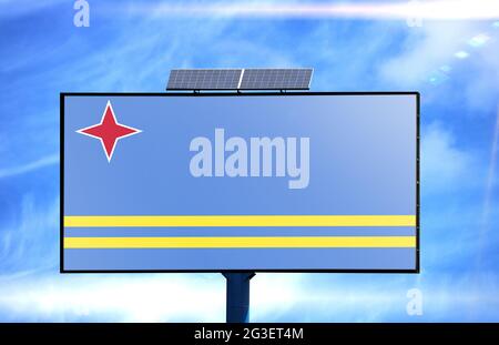 Plakatwand mit Aruba Flagge und Solarbatterie auf blauem Himmel Hintergrund Stockfoto