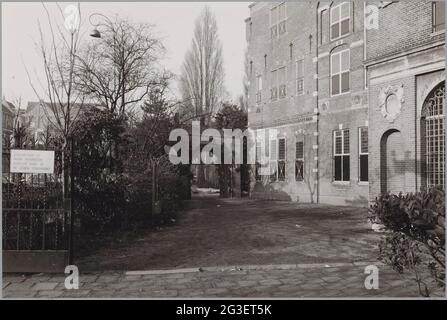 Fragmentgebäude und der Stadhouderpoort; Außengebäude an der Hobbemastraat. Links der Stadhouderpoort aus 's-Gravenhage, der mit dem Tor des deutschen Hauses aus Utrecht aufgestellt ist. Rechts die Verbundfassade des Fragmentgebäudes. Stockfoto