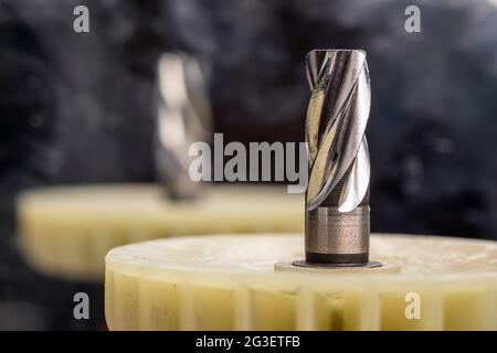 Nahaufnahme des Kegelradgetriebes mit Elektrohammer. Mechanismusdetail aus Stahl. Stockfoto