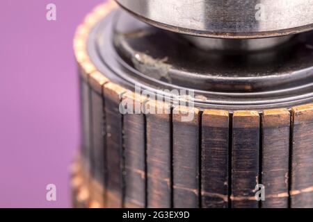 Kupferne Kommutatorstange des Elektromotors aus nächster Nähe. Rotor des Elektromotors. Stockfoto