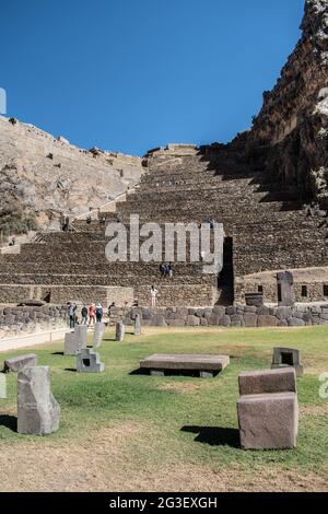 Touristen, die die Inka-Terrassen an den Ruinen von Ollantaytambo erkunden Stockfoto