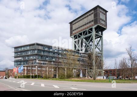 Hammer Head Tower und modernes Bürogebäude, Dortmund, Ruhrgebiet, Nordrhein-Westfalen, Deutschland, Europa Stockfoto