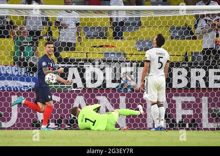 München, 15. Juni 2021, Tor auf 1-0 durch ein eigenes Tor von Mats HUMMELS r. (GER), l. Jubilation Lucas HERNANDEZ (FRA), Torwart Manuel NEUER (GER), Tor, Gruppenphase, Vorrunde Gruppe F, Spiel M12, Frankreich (FRA) - Deutschland (GER), am 15. Juni 2021 in München/Deutschland. Football EM 2020 von 06/11/2021 bis 07/11/2021. Â Stockfoto