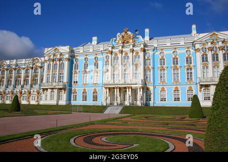 Blick auf den Katharinenpalast und die Gärten. Catherines Palace ist ein Rokoko-Palast in Tsarskoye Selo, Puschkin, St. Petersburg, Russland. Stockfoto