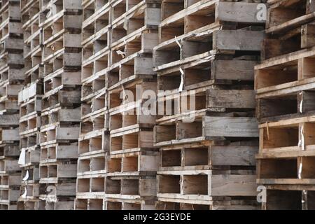 Stapel oder Stapel von Holzpaletten, die versandbereit sind. Stockfoto