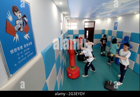 Handan, Handan, China. Juni 2021. Am 16. Juni dekomprimierten Schüler der Fuhe-Schule im Bezirk Hanshan, Stadt Handan, Provinz Hebei, im psychologischen Katharsenzimmer des Campus. Die Aufnahmeprüfung der höheren Schule nähert sich. Die Fuhe Schule im Bezirk Hanshan, Stadt Handan, Provinz Hebei organisiert die Schüler dieser Schule im dritten Jahr, um verschiedene psychologische Beratungsaktivitäten durchzuführen, um den Schülern zu helfen, ihren psychischen Druck zu entlasten und die Aufnahmeprüfung der höheren Schule leicht zu erfüllen. Quelle: SIPA Asia/ZUMA Wire/Alamy Live News Stockfoto