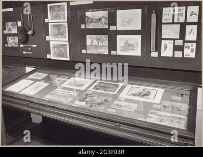 Raum des KOG mit verschiedenen Objekten an der Wand und in Vitrinen, darunter Zeichnungen, Küchenutensilien und Besteck; die niederländische Ausstellung in japanischen Lagern. . Stockfoto