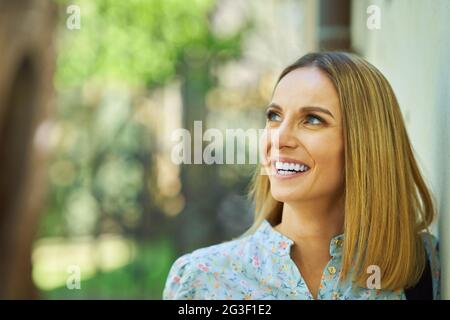 Ein nettes und glückliches Mädchen mit Smarfone Stockfoto