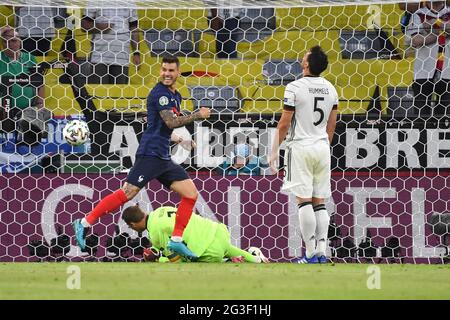 München, 15. Juni 2021, München, Deutschland. 15. Juni 2021. Tor zu 1-0 durch ein eigenes Tor von Mats HUMMELS r. (GER), von links nach rechts Lucas HERNANDEZ (FRA), Torwart Manuel NEUER (GER), Mats HUMMELS (GER), Gruppenphase, Vorrunde Gruppe F, Spiel M12, Frankreich (FRA) - Deutschland (GER), am 15. Juni 2021 in München, Deutschland. Football EM 2020 von 06/11/2021 bis 07/11/2021. â Credit: dpa/Alamy Live News Stockfoto