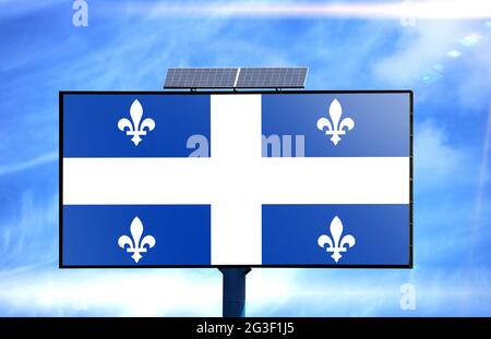 Plakatwand mit Quebecer Flagge und Solarbatterie auf blauem Himmel Hintergrund Stockfoto