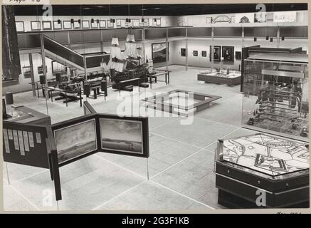 Von oben nach Südwesten mit Schiffsmodellen, links; Niederländische Geschichte in Zaal 102, Dezember 1972. Links vorne an einigen Gesichtern an den VOC-Zweigen von Vingboons, vorne rechts das Modell der Belagerung von Den Bosch mit einer Vitrine mit Waffen dahinter. Hinten drei Schiffsmodelle: Linkes Kreuz, ein Ostindien, vorne der William Rex und rechts davon ein Stück Weizen. Stockfoto