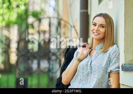 Ein nettes und glückliches Mädchen mit Smarfone Stockfoto