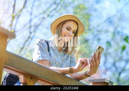 Ein nettes und glückliches Mädchen mit Smarfone Stockfoto