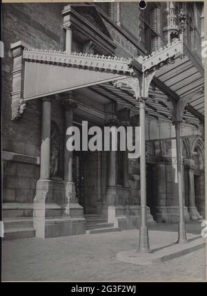 Osteingang mit Markise; Osteingang in der Nordfassade. Eingang auf der Nordseite des Turms II mit Zugangstür und Vordach auf gusseisernen Säulen. Neben der Eingangstür ist ein Teil eines Bildes in einer Nische zu sehen. Über dem Baldachin ist eine Kariatide unter einem Timpaan mit dem Text Holländisches Museum zu sehen. Stockfoto