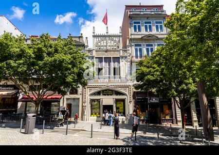 Porto, Portugal - 6. Mai 2021: Das Äußere des berühmten Lello Buchladens, der den Autor von Harry Potter Büchern inspirierte Stockfoto