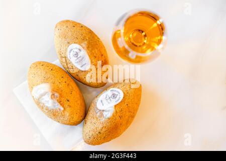 Porto, Portugal - 6. Mai 2021: Köstlicher, mit Käse gefüllter Kabeljau-Fischkuchen, serviert mit Portwein Stockfoto