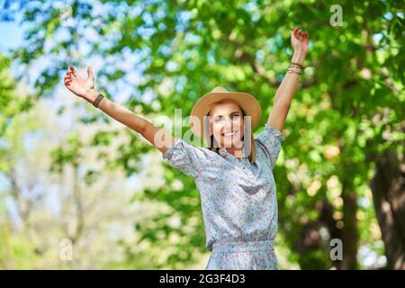 Ein nettes und glückliches Mädchen mit Smarfone Stockfoto