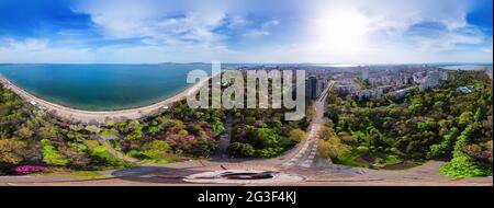 Schöne 360-Grad-Luftpanoramabsicht auf die Burgas-Bucht und den Meeresgarten von Burgas, Bulgarien. Stockfoto