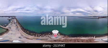 Wunderschöner 360 Grad Panoramablick auf die Burgas Bay. Leuchtturm Kontrollturm in der Hafenstadt Burgas, Bulgarien. Stockfoto