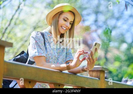 Ein nettes und glückliches Mädchen mit Smarfone Stockfoto
