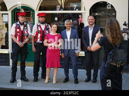 Der Bürgermeister von London, Sadiq Khan, und Ros Morgan (3. Links), (CEO Heart of London BOT) posieren auf der Straße für ein Foto, während eines Spaziergandes in Piccadilly und Jermyn Street im Zentrum von London. Das Duo spricht mit den Unternehmen, um die finanzielle Unterstützung zu besprechen, die jetzt verlängert werden muss, da die Roadmap nicht mehr gesperrt wurde. Bilddatum: Mittwoch, 16. Juni 2021. Stockfoto