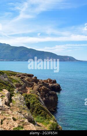 Schöne Aussicht auf das offene blaue Mittelmeer von den römischen Ruinen in Tipaza, Algerien. Stockfoto