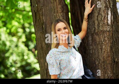 Ein nettes und glückliches Mädchen mit Smarfone Stockfoto