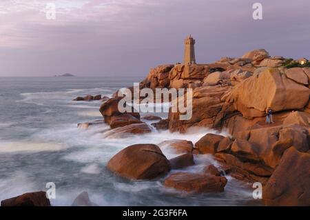 FRANKREICH. COTES D'ARMOR (22) PHARE DE MEN RUZ LIGHTHOUSE AUF PLOUMANACH AUF COTE DE GRANIT ROSE Stockfoto