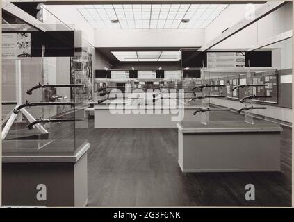 Raum mit Musketen und Pistolen in Vitrinen; Ausstellung von Musketen und Pistolen. . Stockfoto