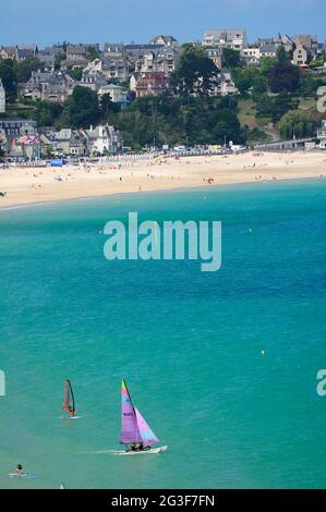 FRANKREICH. COTES D'ARMOR (22) SAINT CAST. GROSSER STRAND. EMERALD COAST. (BILD NICHT VERFÜGBAR FÜR KALENDER ODER POSTKARTEN) Stockfoto