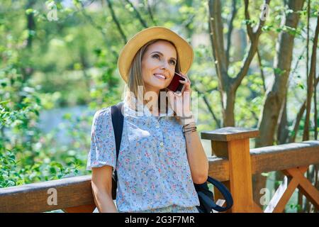 Ein nettes und glückliches Mädchen mit Smarfone Stockfoto