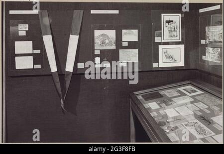 Raum des KOG mit verschiedenen Objekten an der Wand und in Vitrinen zum Thema Befreiung, religiöses Leben sowie Krankheit und Tod; die niederländische Ausstellung in japanischen Lagern. . Stockfoto