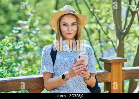 Ein nettes und glückliches Mädchen mit Smarfone Stockfoto