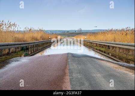 Straßensperrung aufgrund von überschwemmten Straßen in ländlichen Gebieten Stockfoto