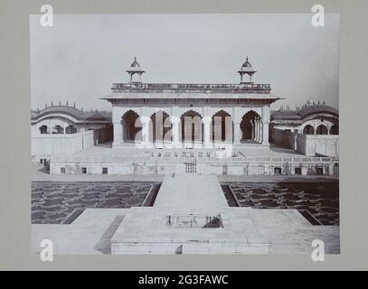 Khas Mahal mit dem Traubengarten im Vordergrund (Anguri Bagh). Der Khas Mahal Palace, Teil des Agra's Fort. Stockfoto