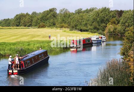 Narrowboat-Aktivität auf der Themse in Newbridge, Oxfordshire. Der Mittwoch könnte der heißeste Tag des Jahres sein, da Teile Großbritanniens sich bei 30 Grad Hitze sonnen werden. Bilddatum: Mittwoch, 16. Juni 2021. Stockfoto