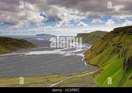 Blick auf den Gletscherfluss Múlakvísl, der sein Wasser aus dem Mýrdalsjökull, Sudurland, auf der westlichen Seite von Mýrdalssandur, Südisland, bezieht Stockfoto