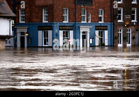 Das Wasser wirbelt um den Waterfront Pub in York in North Yorkshire, während der Wasserstand an der River Ouse während des Sturms Christoph dramatisch ansteigt. Stockfoto