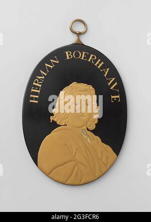 Herman Boerhaave. Ovale Plakette, auf der die untere Hälfte Porträt des Mannes (H. Boerhaave) wurde rechts verwendet. Er hat halblange lockige Haare. Er trägt einen weiten Mantel mit Nackentuch. Das Porträt ist golden: Glänzend, mit Arrangements, sowie die Inschrift. Der Hintergrund ist schwarz. Stockfoto